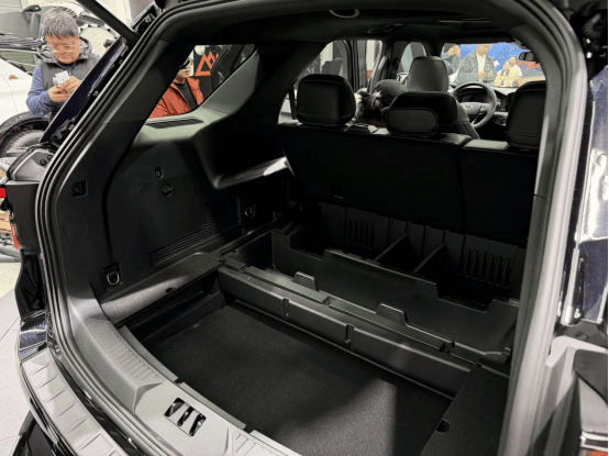 福特探險者昆侖穿越版新車亮相,能征服山野,也能擁抱日常!