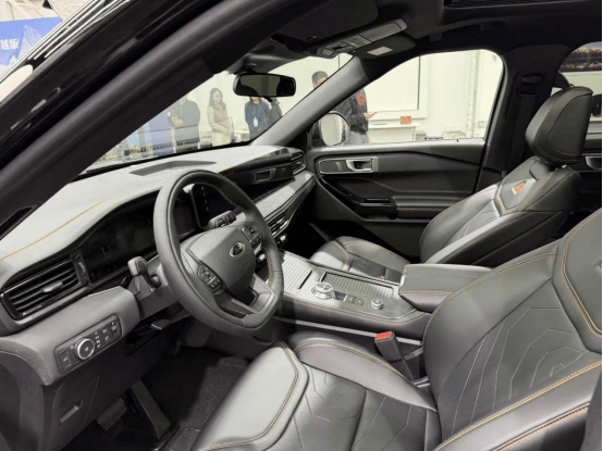 福特探險者昆侖穿越版新車亮相,能征服山野,也能擁抱日常!