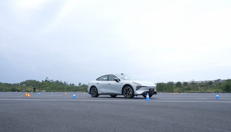 靜態(tài)驚艷動態(tài)稱王!深藍(lán)L06憑什么讓年輕人放棄Model 3?